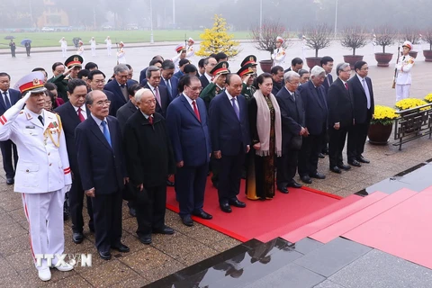 Các đồng chí lãnh đạo, nguyên lãnh đạo Đảng và Nhà nước đặt vòng hoa và vào Lăng viếng Chủ tịch Hồ Chí Minh. Ảnh: Lâm Khánh - TTXVN