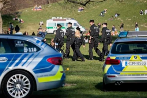 Cảnh sát giải tán thanh niên tụ tập ngoài công viên. (Nguồn: DPA)