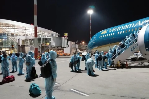 Công dân Việt Nam chuẩn bị lên máy bay từ sân bay Bucharest, Romania về nước.(Ảnh: TTXVN phát)