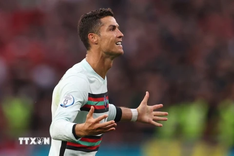 Cú đúp vào lưới Hungary đưa Ronaldo thành chân sút vĩ đại nhất EURO