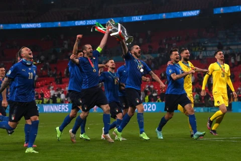 Khoảnh khắc Italy hân hoan nâng cao chiếc cúp vô địch EURO 2020