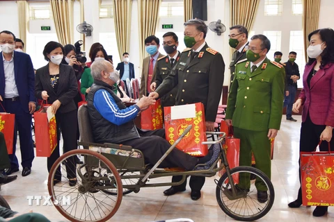 Bộ trưởng Bộ Công an thăm Trung tâm điều dưỡng thương binh Thuận Thành
