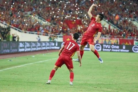 Niềm vui của Mạnh Dũng và đồng đội sau khi ghi bàn thắng duy nhất trận đấu. (Ảnh: Hải An/Vietnam+)