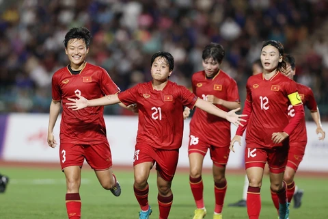 Niềm vui của Vạn Sự (21) và đồng đội sau khi ghi bàn mở tỷ số cho nữ Việt Nam. (Ảnh: Hoàng Linh/TTXVN)