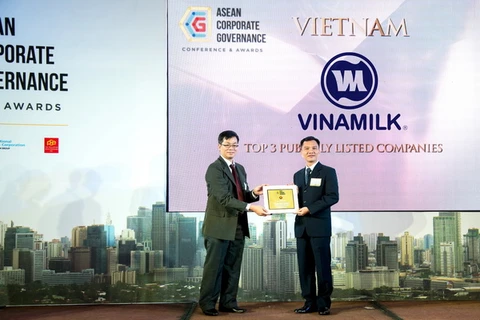 Ông Nguyễn Trung – Giám Đốc Hoạch định Chiến lược Vinamilk lên nhận giải thưởng công ty có điểm Quản trị tốt nhấtViệt Nam trong lễ trao giải Quản trị công ty khu vực Asean tại Manila, Philippines 