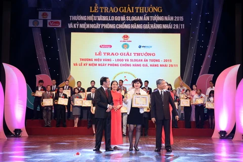 Bà Đào Phương Hoa – Phó Ban Truyền thông đại diện Tổng công ty Viễn thông MobiFone nhận giải thưởng do lãnh đạo Bộ Công Thương trao tặng.