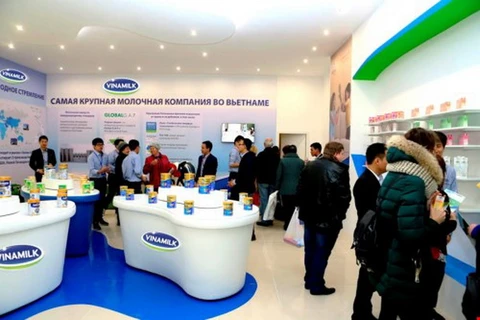 Vinamilk tổ chức cho người tiêu dùng Nga dùng thử các sản phẩm của Vinamilk tại hội chợ