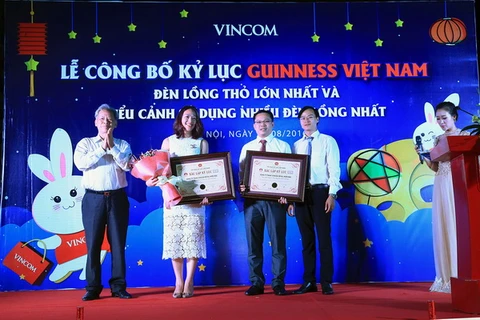 Đại diện kỷ lục gia Guinness trao giấy Chứng nhận xác lập kỷ lục cho đại diện Vincom.