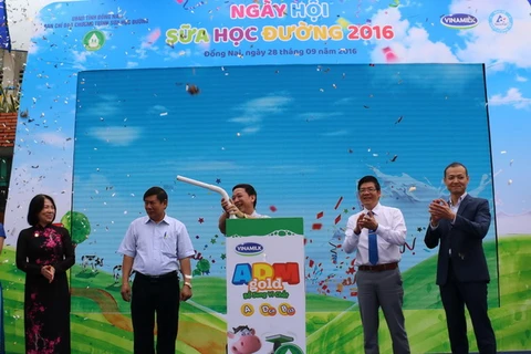 Các đại biểu thực hiện nghi thức cắm ống hút vào hộp sữa để chính thức khởi động chương trình Sữa học đường Quốc gia tại tỉnh Đồng Nai.