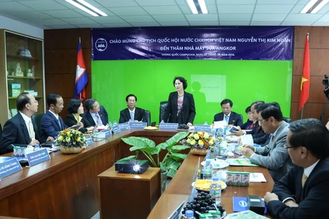 Bà Nguyễn Thị Kim Ngân - Ủy viên Bộ Chính trị, Chủ tịch Quốc hội nhận xét về tình hình hoạt động sản xuất của nhà máy sữa Angkor.