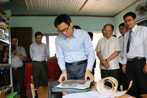 Phó Thủ Tướng Vũ Đức Đam đến thăm thư viện và chứng kiến khó khăn về cơ sở vật chất rất thiếu thốn của trường dân tộc vùng sâu vùng xa của huyện Đắk Glong, tỉnh Đắk Nông.