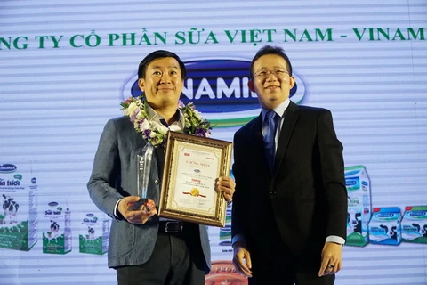 Ông Đỗ Thanh Tuấn - Trưởng bộ phận Đối ngoại Vinamilk đại diện công ty nhận giải thưởng Top 10 Tin và Dùng.