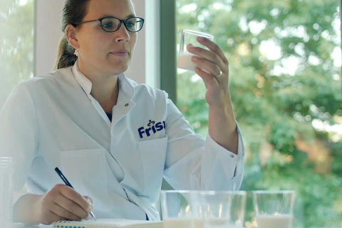 Marijolijn Bragt - tiến sỹ, nhà nghiên cứu dinh dưỡng tại Friso luôn không ngừng trải nghiệm và khám phá trong hành trình đi tìm những dưỡng chất quý giá ẩn chứa trong sữa.