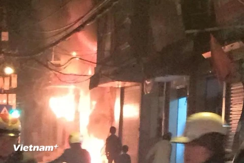 Hà Nội: Cháy lớn tại tiệm bán bàn ghế ở Đê La Thành