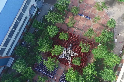 Toàn cảnh sân trường Lương Thế Vinh sau khi lá cờ được hoàn thành. (Ảnh: Phan Hải Tùng Lâm/Vietnam+) 
