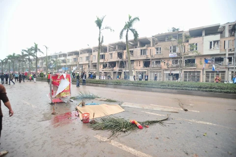 Hiện trường vụ nổ kinh hoàng tại Văn Phú (Ảnh: Minh Sơn/Vietnam+)