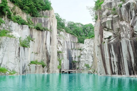 Hồ Cheonju huyền diệu với vách đá sừng sững ấn tượng. (Nguồn: Tổng cục Du lịch Hàn Quốc)