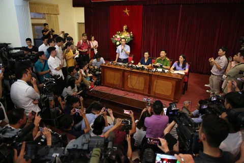Đại diện các cơ quan chức năng tham dự cuộc họp báo. (Ảnh: Bách Sơn/Vietnam+)