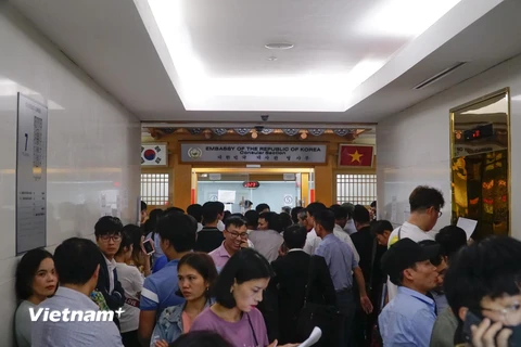 Người dân chen lấn nhau xin visa trên tầng 7 tòa nhà Charmvit, khu vực Đại sứ quán Hàn Quốc.