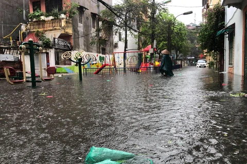 Mưa lớn gây ngật lụt khắp các con phố ở Hà Nội.