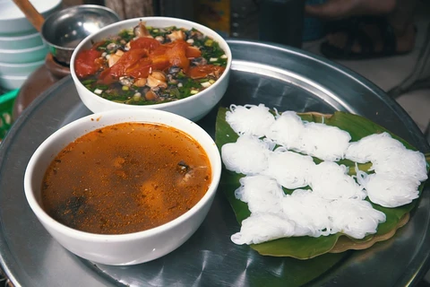 Bún ốc từ lâu đã trở thành một món ăn không thể thiếu trong thực đơn của những người con Hà Nội và các thực khách đến thăm Thủ đô. (Ảnh: Minh Hiếu/Vietnam+)