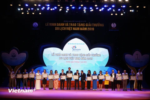 Vào tối ngày 15/7, tại Cung Hữu nghị Việt-Xô (Hà Nội) ,Tổng cục Du lịch phối hợp với Hiệp hội Du lịch Việt Nam tổ chức Lễ vinh danh và trao tặng Giải thưởng Du lịch Việt Nam 2019.