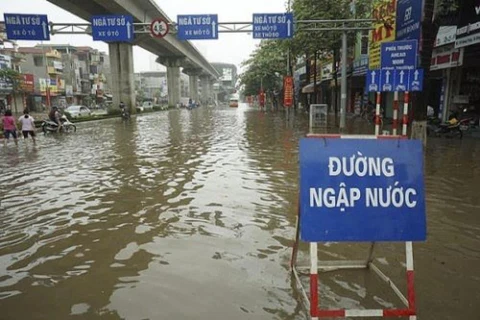 Nhiều con đường lớn ở Hà Nội đã ngập sâu đến cả trăm mm. (Ảnh: PV/Vietnam+)