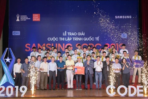 Trao giải cho các sinh viên đạt thành tích cao tại Cuộc thi Lập trình Quốc tế Samsung. (Nguồn: BTC)