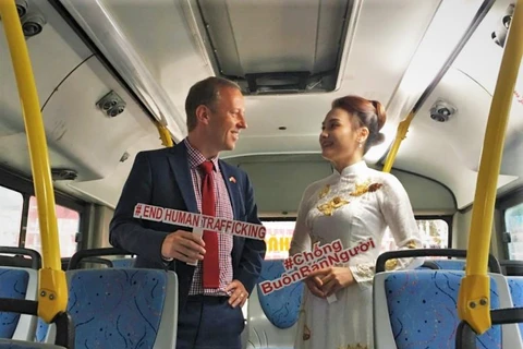 Đại sứ Anh Gareth Ward và diễn viên Bảo Thanh chia sẻ những thông điệp về phòng chống mua bán người trên xe buýt. (Ảnh: Minh Hiếu/Vietnam+)