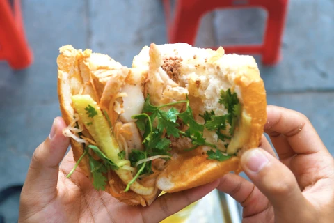 Bánh mỳ kẹp là món ăn đường phố ưa thích của người dân Thủ đô bởi mùi vị ngon hòa quyện của nó. (Ảnh: Vietnam+)