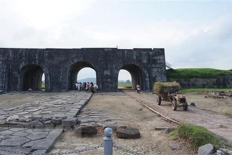 Quỹ Bảo tồn văn hóa của Đại sứ Mỹ (AFCP) hỗ trợ tu sửa Di tích cổng Nam thành nhà Hồ (tỉnh Thanh Hóa). (Ảnh: Hoa Mai/TTXVN)