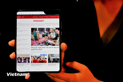 Giao diện báo điện tử Vietnamplus trên chiếc máy Samsung Galaxy Fold. (Ảnh: Minh Hiếu/Vietnam+)