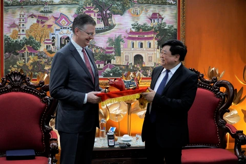 Tổng giám đốc Đài Tiếng nói Việt Nam Nguyễn Thế Kỷ trao quà tặng kỷ niệm tới Đại sứ Mỹ tại Việt Nam Daniel J. Kritenbrink nhân dịp ông có chuyến thăm đến đơn vị này. (Ảnh: Minh Hiếu/Vietnam+)