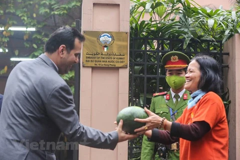 Đại sứ quán Kuwait phát miễn phí dưa hấu hỗ trợ nông dân Việt Nam 
