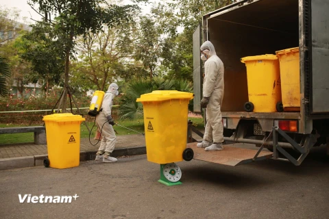 Rác thải từ các khu cách ly trước khi được vận chuyển đều được phun khử khuẩn. (Ảnh: PV/Vietnam+) 