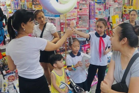 Hà Nội: Phố đồ chơi Lương Văn Can vắng vẻ trước ngày Quốc tế Thiếu nhi