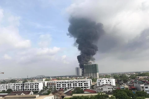 Cháy lớn với cột khói cao hàng chục mét. (Ảnh: PV/Vietnam+)