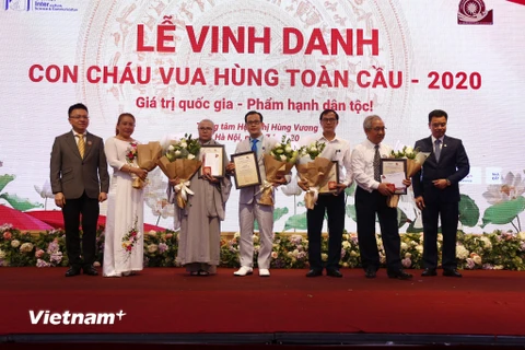 Các cá nhân, tập thể được vinh danh trong buổi Lễ. (Ảnh: Phương Linh/Vietnam+)