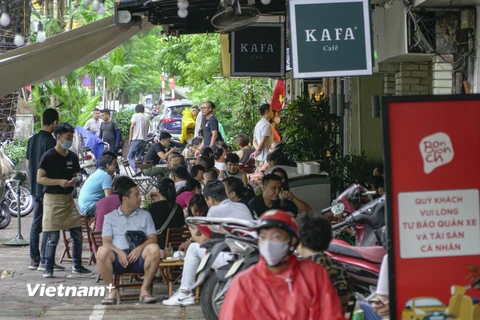 Hà Nội: Nhiều hàng quán vỉa vè vẫn tụ tập bất chấp 'lệnh' tạm dừng