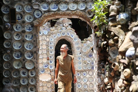 Mục sở thị ngôi nhà 'kỳ lạ' của người đàn ông Việt đam mê đĩa cổ 