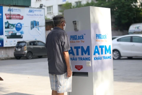 [Video] Người dân Hà Nội hào hứng với cây ATM khẩu trang độc đáo