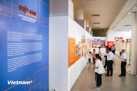 Người dân thích thú thăm quan Triển lãm ảnh đặc biệt về Việt Nam