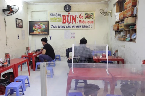 Các hàng quán tại Hà Nội bắt đầu mở cửa trở lại (Ảnh: Hoàng Đạt/Vietnam+)