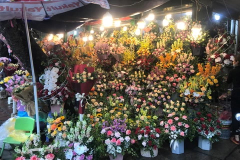 Các cửa hàng hoa tươi trên phố Lương Định Của bày bán nhiều loại hoa phong phú, song sức mua năm nay giảm nhiều so với năm ngoái. (Ảnh: Việt Anh/Vietnam+)