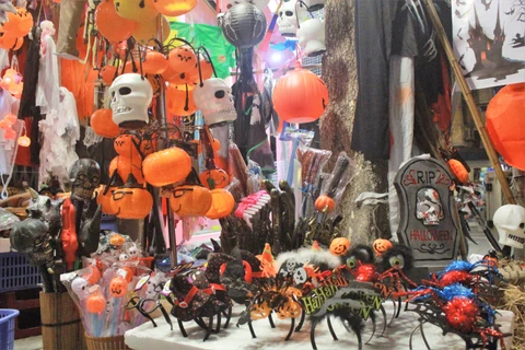 Thị trường dịp lễ Halloween năm nay vắng vẻ hơn do ảnh hưởng của đại dịch COVID-19 (Ảnh: Việt Anh/Vietnam+)