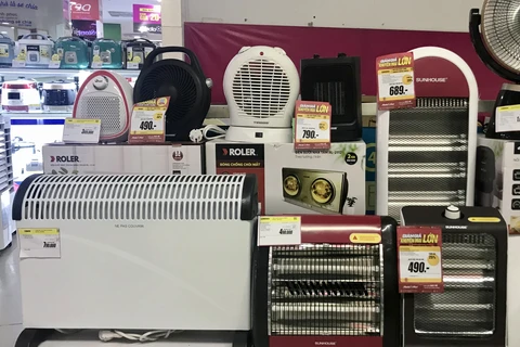Các thiết bị sưởi ấm mùa đông bắt đầu được bày bán tại nhiều cửa hàng, siêu thị điện máy (Ảnh: Việt Anh/Vietnam+)