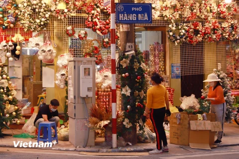 [Photo] Phố phường Hà Nội ngập tràn đồ trang trí chào đón Giáng sinh