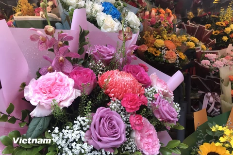 Trong dịp lễ ngày Quốc tế Phụ nữ 8/3 năm nay, giá hoa tươi, đặc biệt là hoa ngoại nhập tăng cao, khiến lượng khách hàng có phần giảm nhẹ so với mọi năm. (Ảnh: Việt Anh/Vietnam+)