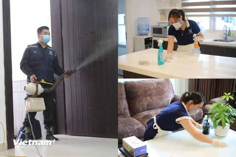 Là một trong những cơ sở tiên phong trong lĩnh vực chăm sóc căn hộ, công ty Homecare Hoàng Minh triển khai thêm gói dịch vụ khử khuẩn, bắt đầu từ tháng 2/2022. (Ảnh: Việt Anh/Vietnam+)