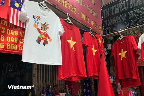 Nhiều cửa hàng quà lưu niệm tại Hà Nội đã bắt đầu bày bán các mặt hàng, sản phẩm có liên quan đến SEA Games 31. (Ảnh: Việt Anh/Vietnam+)